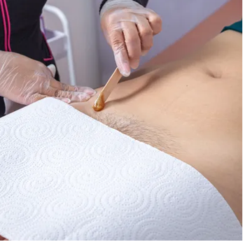 Tratamiento corporal para eliminar el vello con cera en bikini brasilero