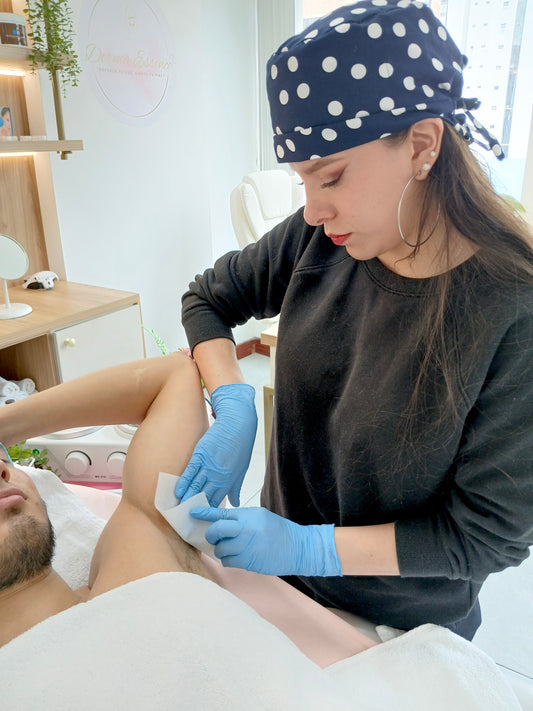 Tratamiento corporal para eliminar el vello con cera en axilas