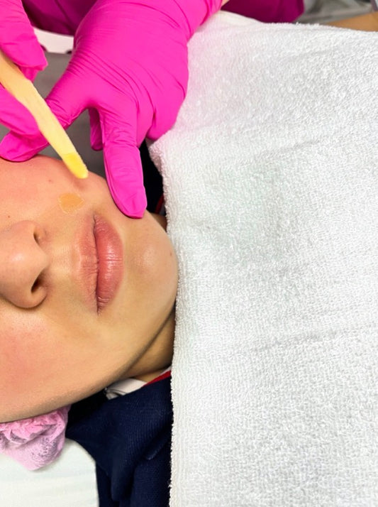 Tratamiento facial - Depilación con cera en Bigote.