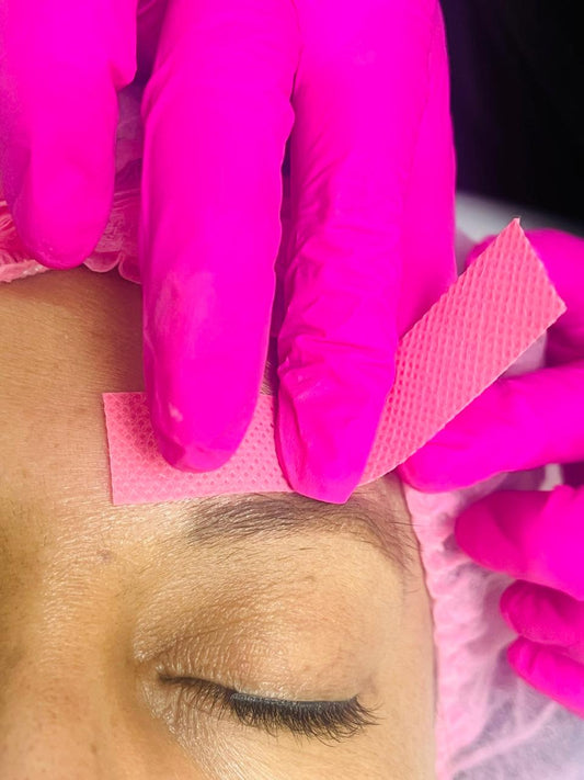 Tratamiento facial para eliminar el vello con cera en cejas